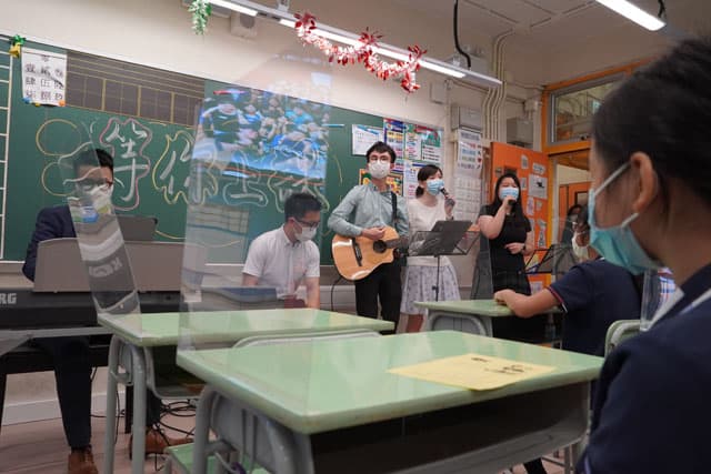 老師「Busking」唱出《等你上課》 亞斯理衞理小學復課後與學生連結生命教育 老師「Busking」唱出《等你上課》 亞斯理衞理小學復課後與學生連結生命教育
